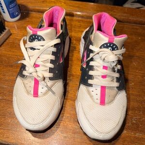 Girls Nike Huarache Size 6.5Y